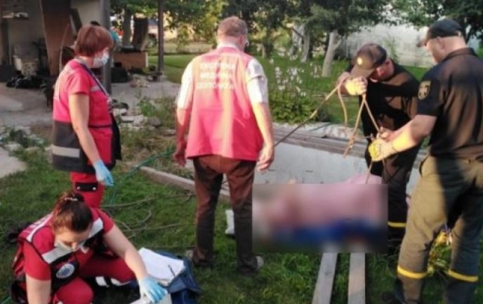 Под Киевом пенсионерка упала в пустой бассейн (ФОТО)
