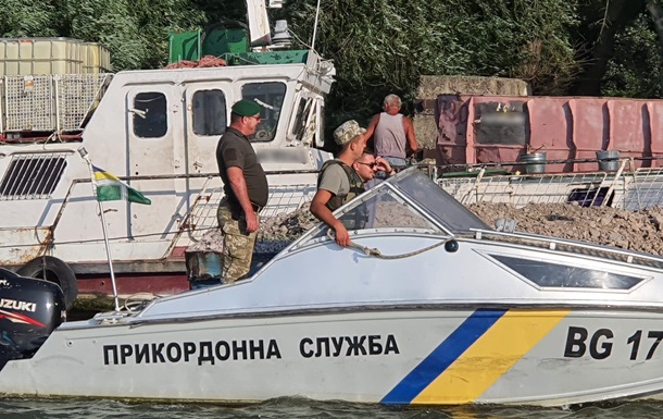 Пограничники задержали румынское судно на Дунае (ФОТО)