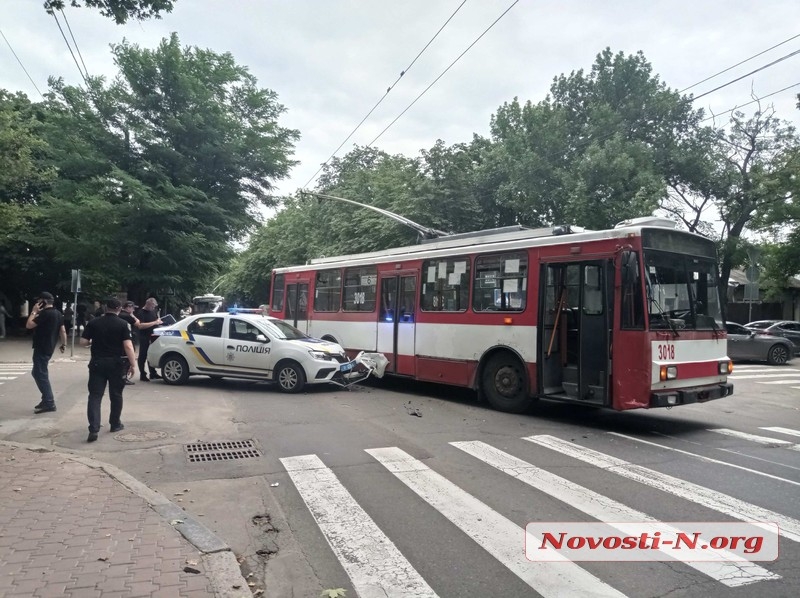 Полицейское авто в Николаеве врезалось в троллейбус (ФОТО)