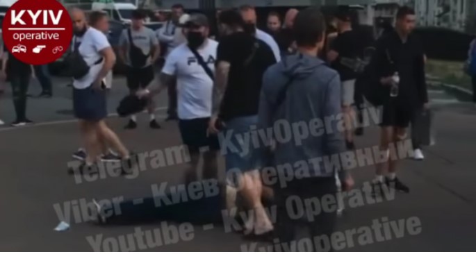 В Киеве у метро слышны были выстрелы: есть пострадашие (ВИДЕО)