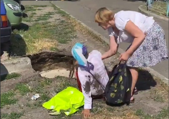 В Киеве под ногами женщины провалилась земля: упала в кипяток (ВИДЕО)