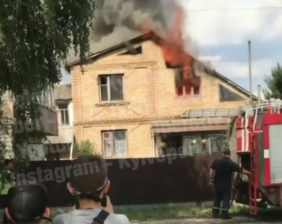 Под Киевом вспыхнул кирпичный дом (ВИДЕО)