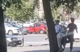 Харьковчане возмутились из-за издевательств над уличным пони (ВИДЕО)