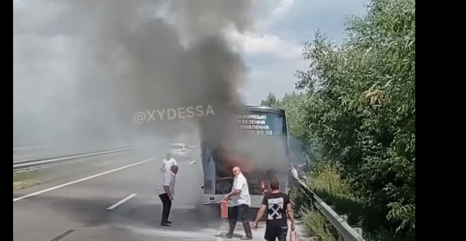 На трассе Одесса-Киев загорелся пассажирский автобус (ВИДЕО)