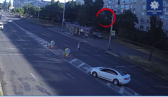 В Киеве водитель совершил фатальный маневр из-за нарушительницы ПДД (ВИДЕО)