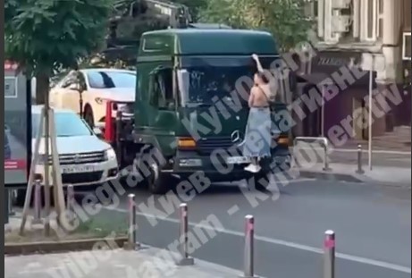 В Киеве женщина бросилась на бампер эвакуатора, который увез ее Ford (ВИДЕО)
