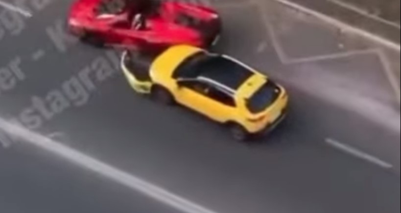 На Мостицком массиве в Киеве красный McLaren столкнулся с желтым KIA (ВИДЕО)
