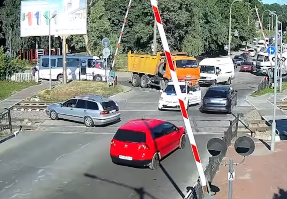 В Киеве пьяный водитель Volvo отличился хамским маневром на ж/д переезде (ВИДЕО)