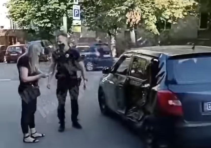 На Печерске в Киеве черный Mercedes ударил в бок Skoda (ВИДЕО)