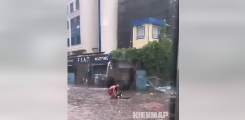 Во время потопа в Киеве мужчина спас собаку с травмой: трогательное видео