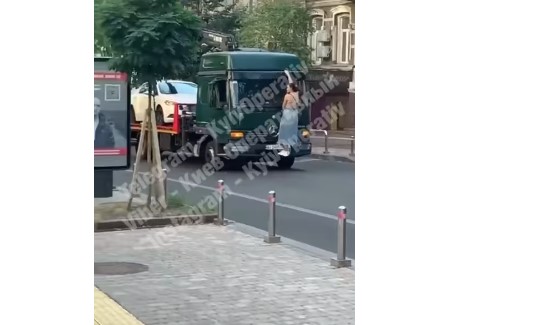 В Киеве владелица белого Ford залезла на эвакуатор в знак протеста (ФОТО)