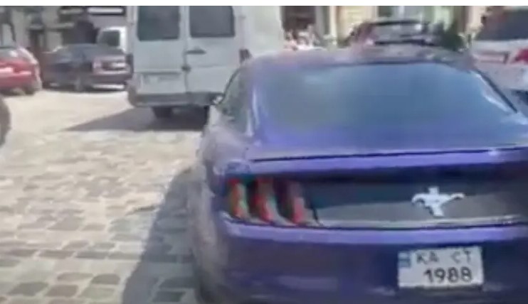 Скандальное ДТП во Львове: нардеп Юрченко на своем Mustang без прав умчался в Киев (ВИДЕО)