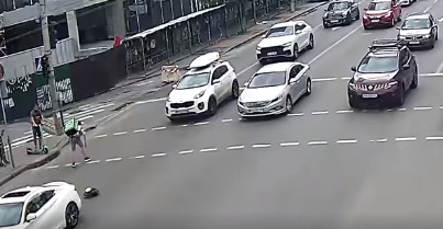 В Киеве курьер на моноколесе рухнул и повредил Infiniti (ВИДЕО)