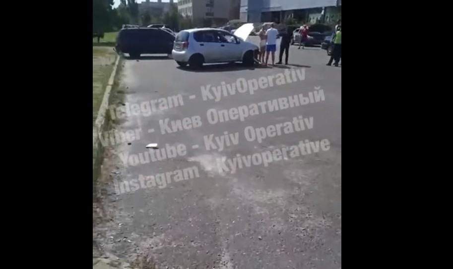 На Троещине в Киеве ребенок за рулем Tesla спровоцировал ДТП (ВИДЕО)