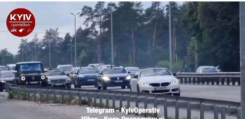 Под Киевом водитель на белом кабриолете устроил хамский дрифт на трассе (ВИДЕО)