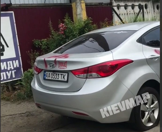 В Киеве авто «героя парковки» обрисовали нецензурными словами (ВИДЕО 18+)