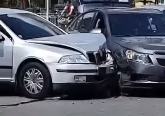На Позняках в Киеве на перекрестке столкнулись Skoda и Chevrolet (ВИДЕО)