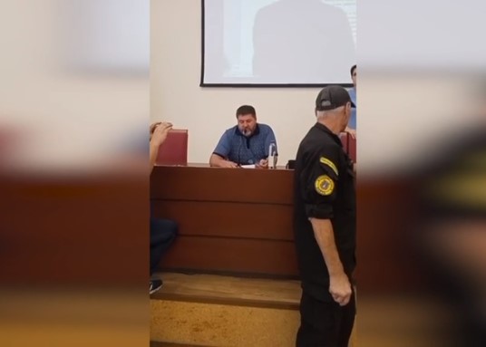 Под Киевом мэр свалил с ног активиста (ВИДЕО)