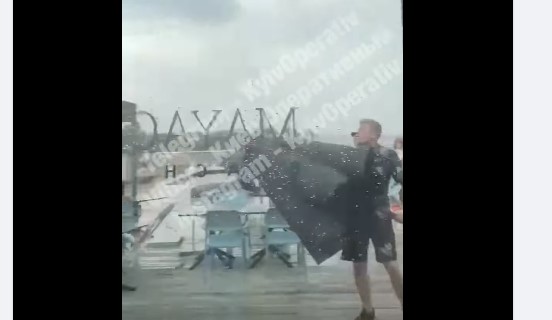 Шквальный ветер в Киеве унес в небо огромный тент в ресторане (ВИДЕО)