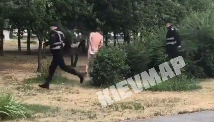 В Киеве голый парень убегал от копов – соцсети (ВИДЕО)