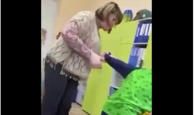 Столичную учительницу, поднявшую руку на ребенка с аутизмом, уволили