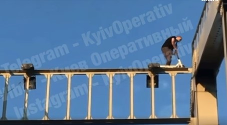 В Киеве парень устроил экстремальную езду на вершине моста (ВИДЕО)