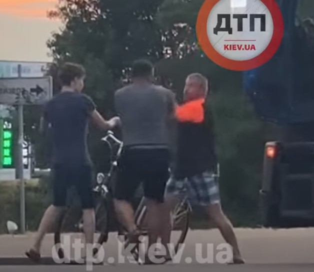 В Киеве велосипедист и водитель фуры вступили в схватку прямо на дороге (ВИДЕО)