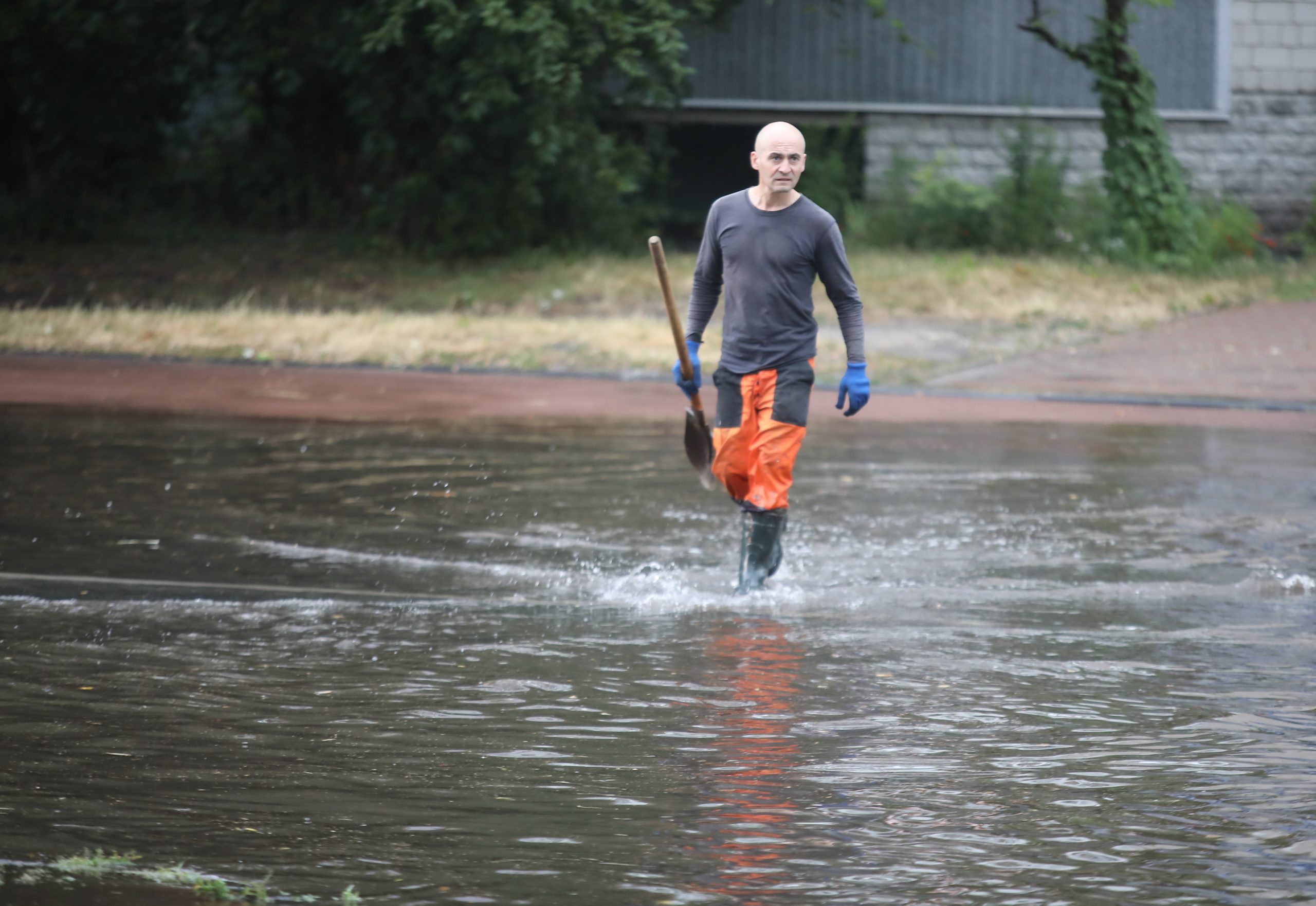 Пригород Киева утонул после ливня из-за засоренных водостоков