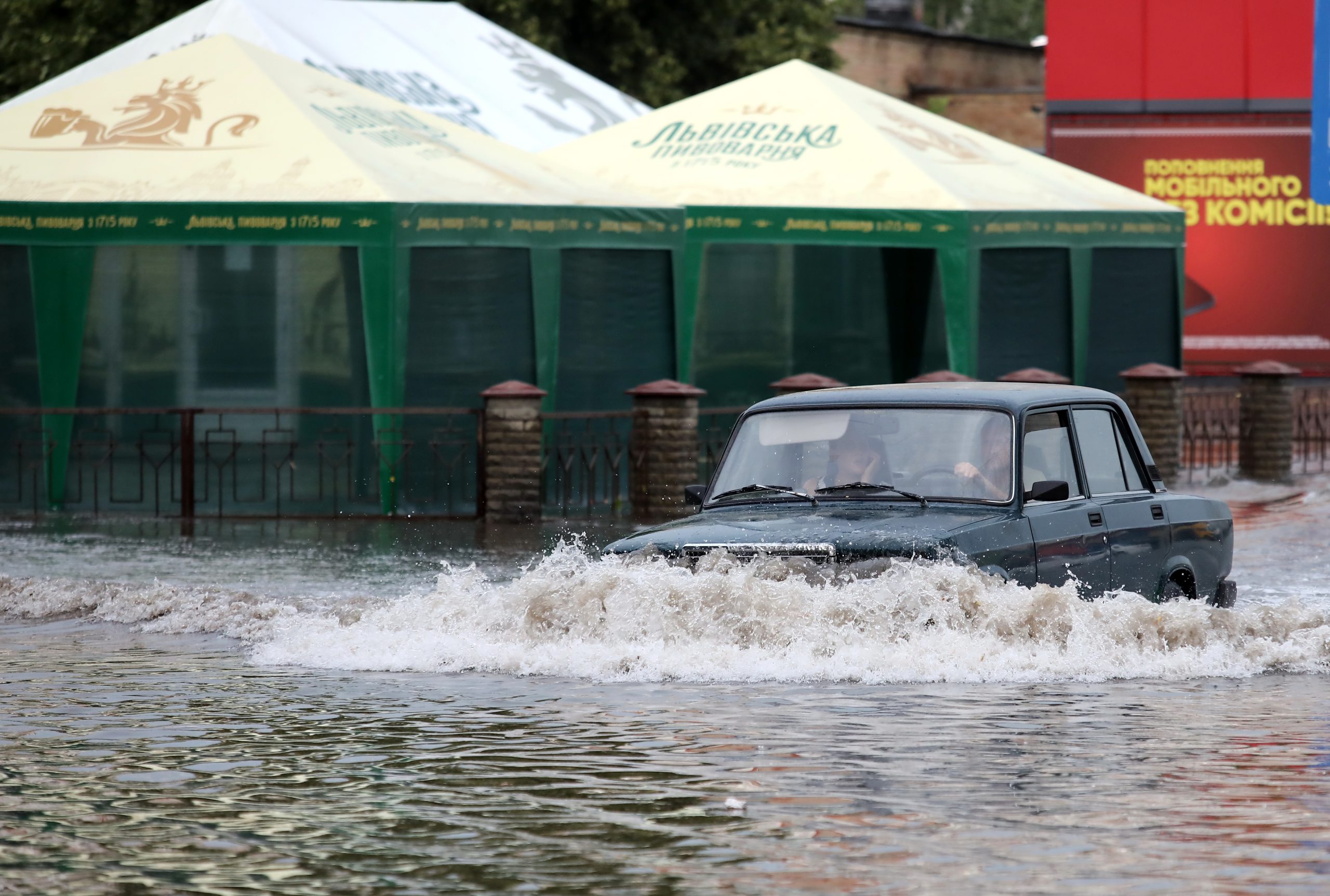 Пригород Киева утонул после ливня из-за засоренных водостоков