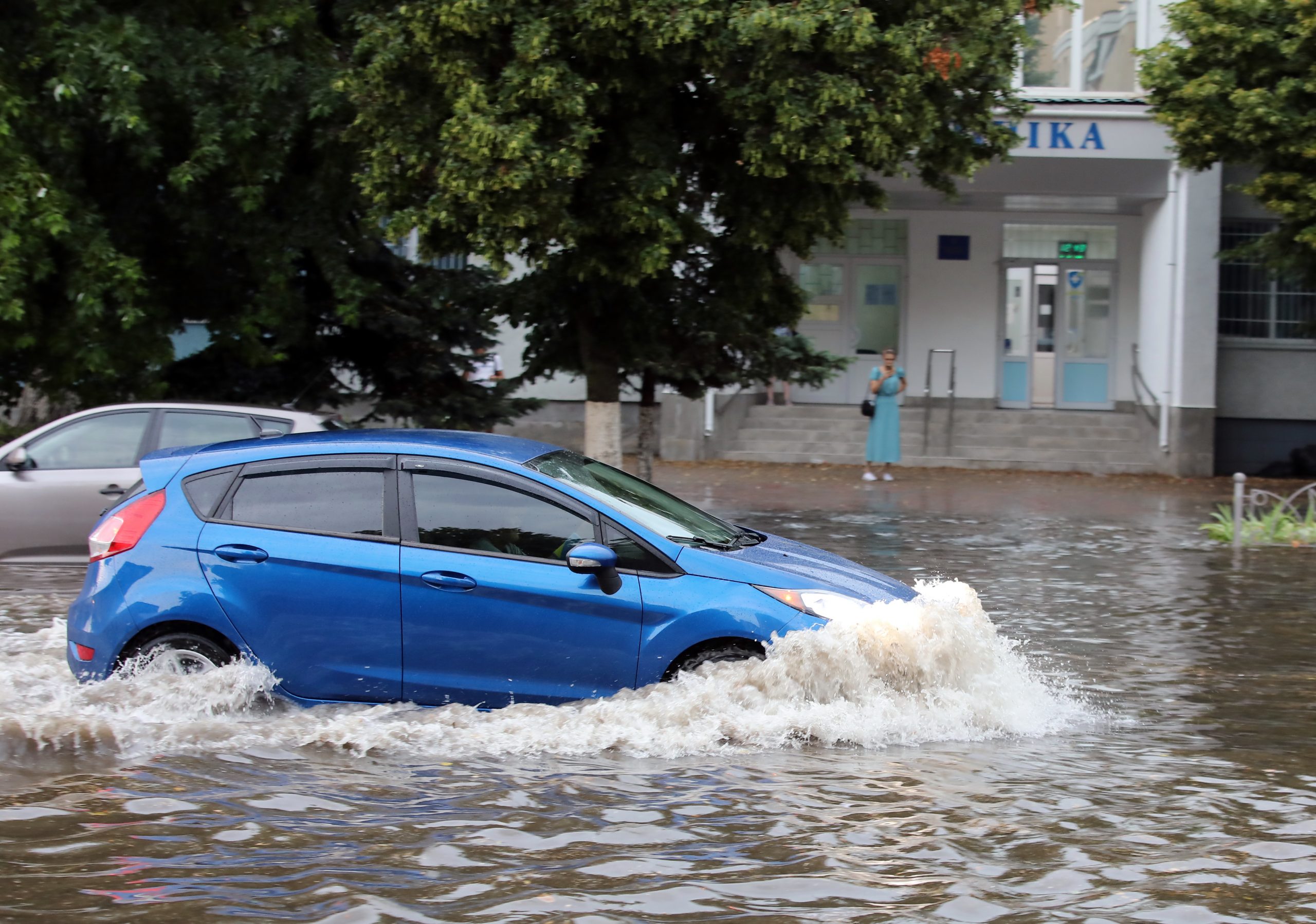 Пригород Киева утонул после ливня из-за засоренных водостоков