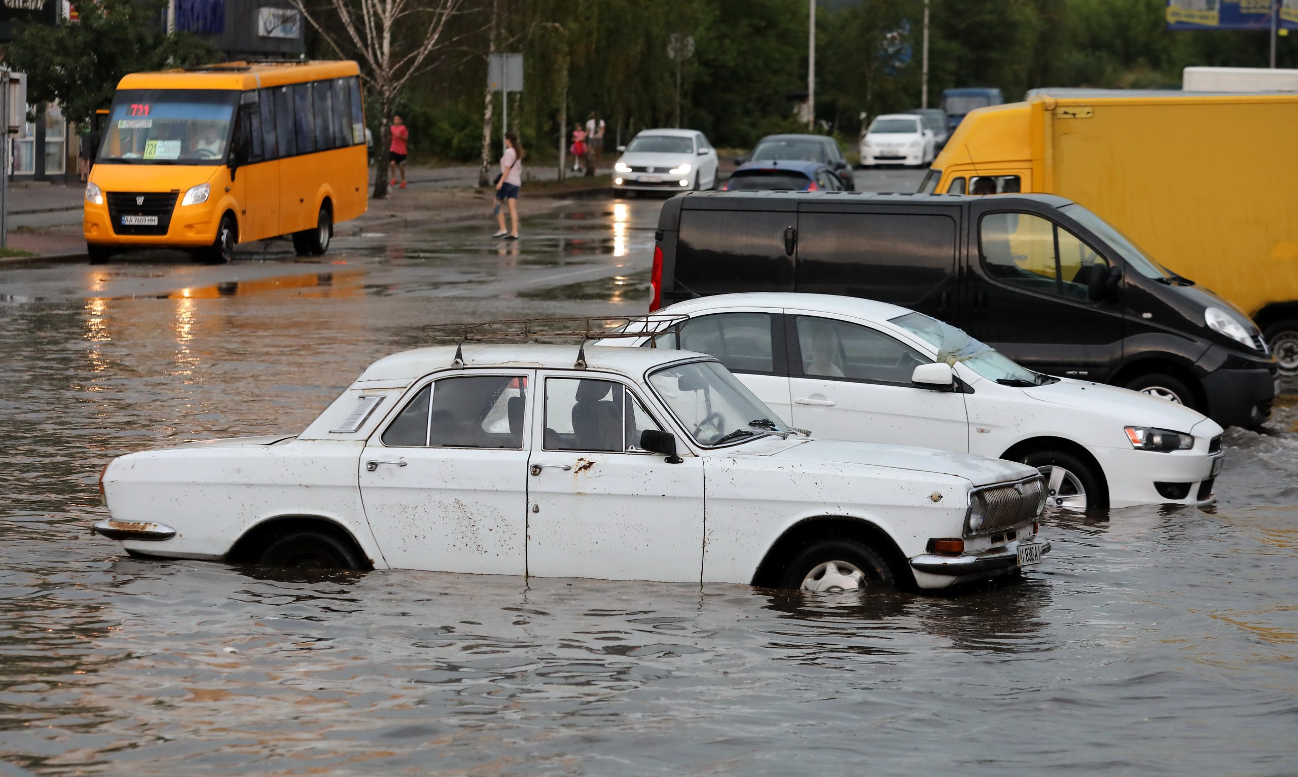 Пригород Киева утонул после ливня из-за засоренных водостоков