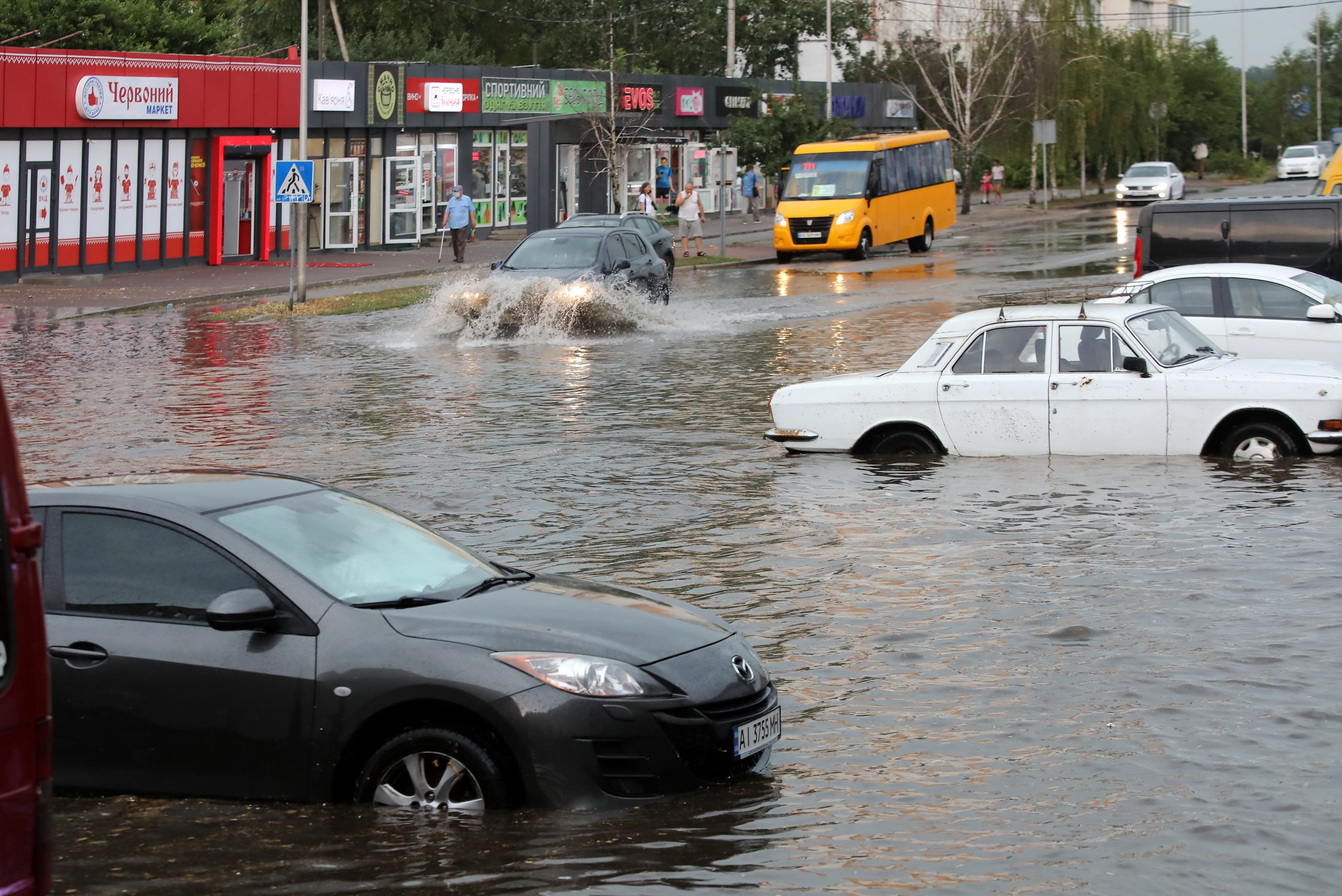 Пригород Киева утонул после ливня из-за засоренных водостоков