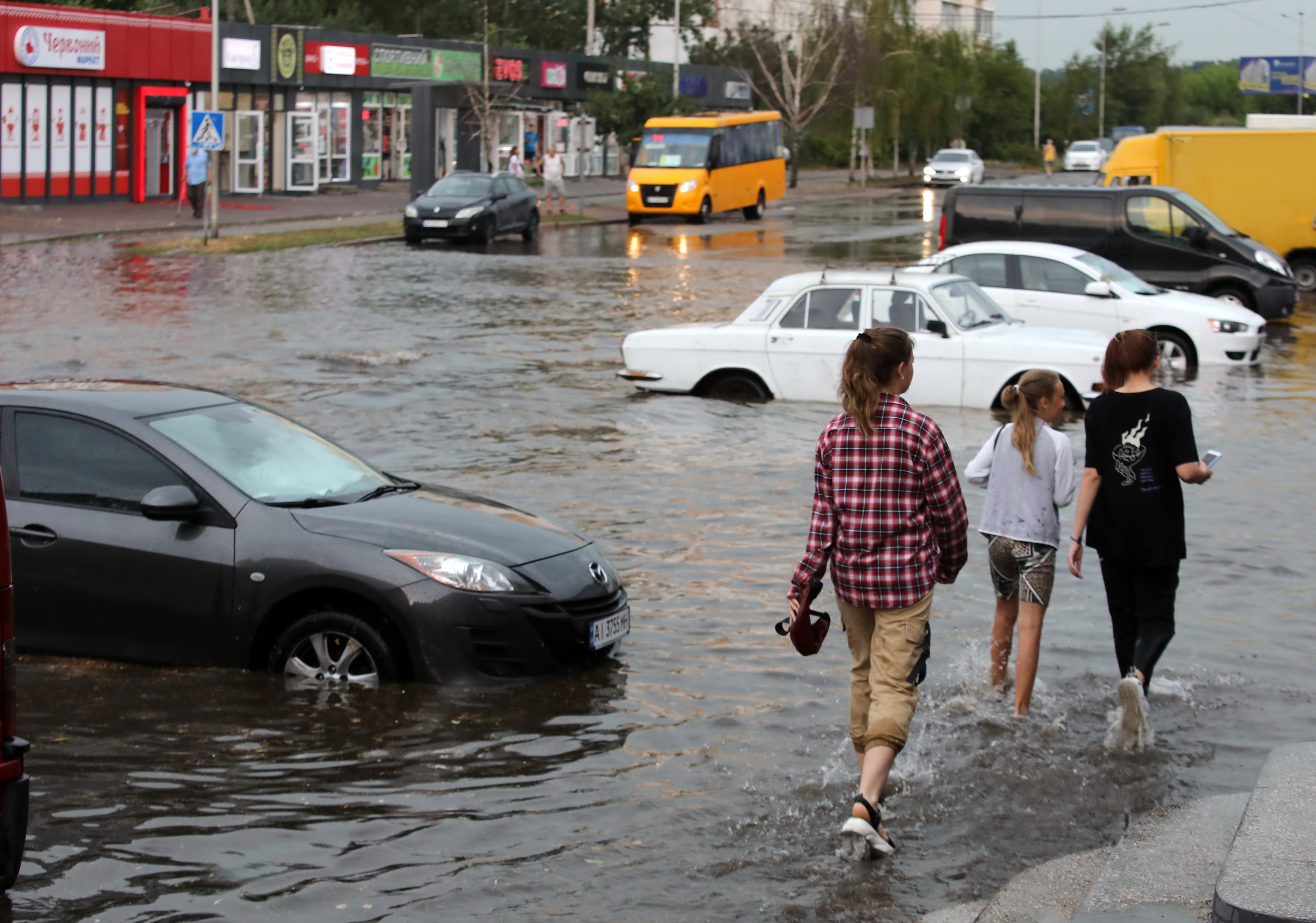 Пригород Киева утонул после ливня из-за засоренных водостоков