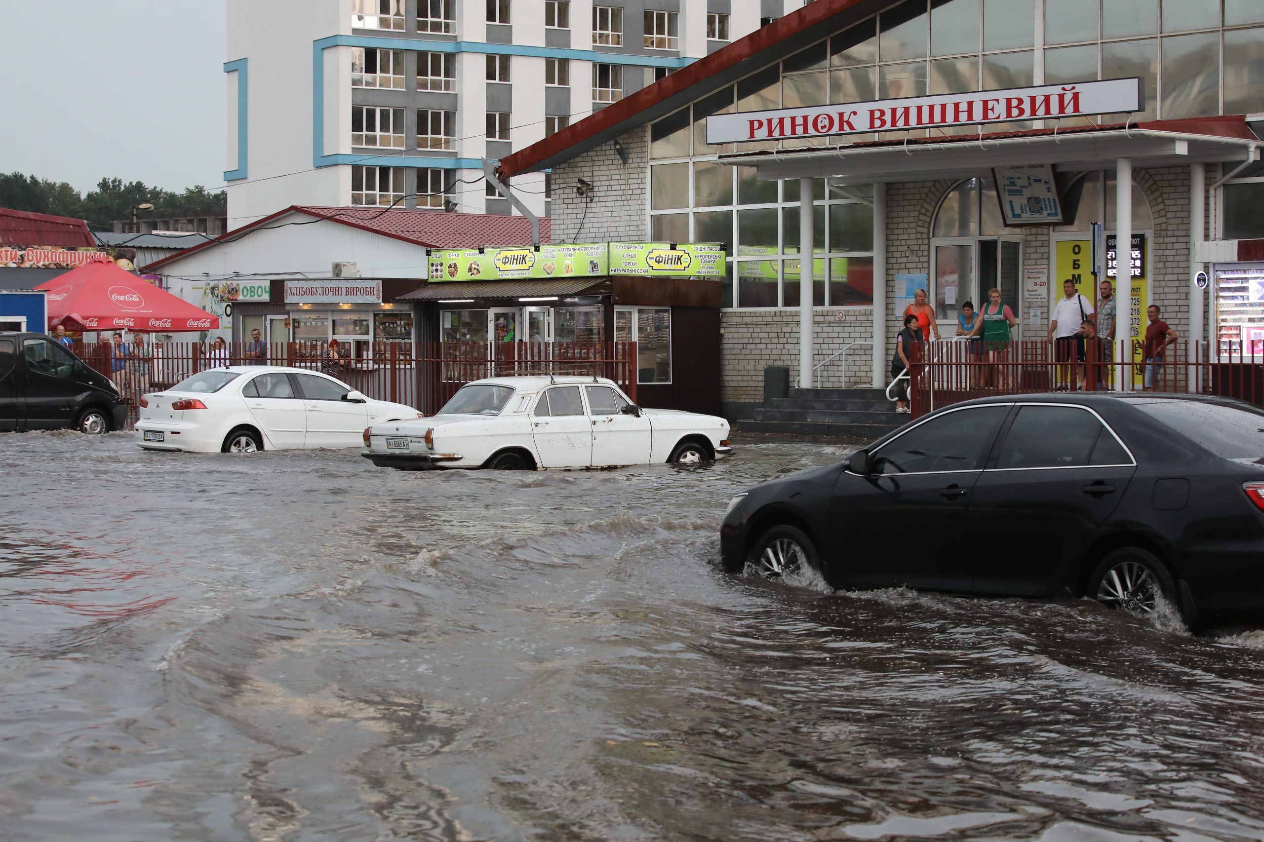 Пригород Киева утонул после ливня из-за засоренных водостоков