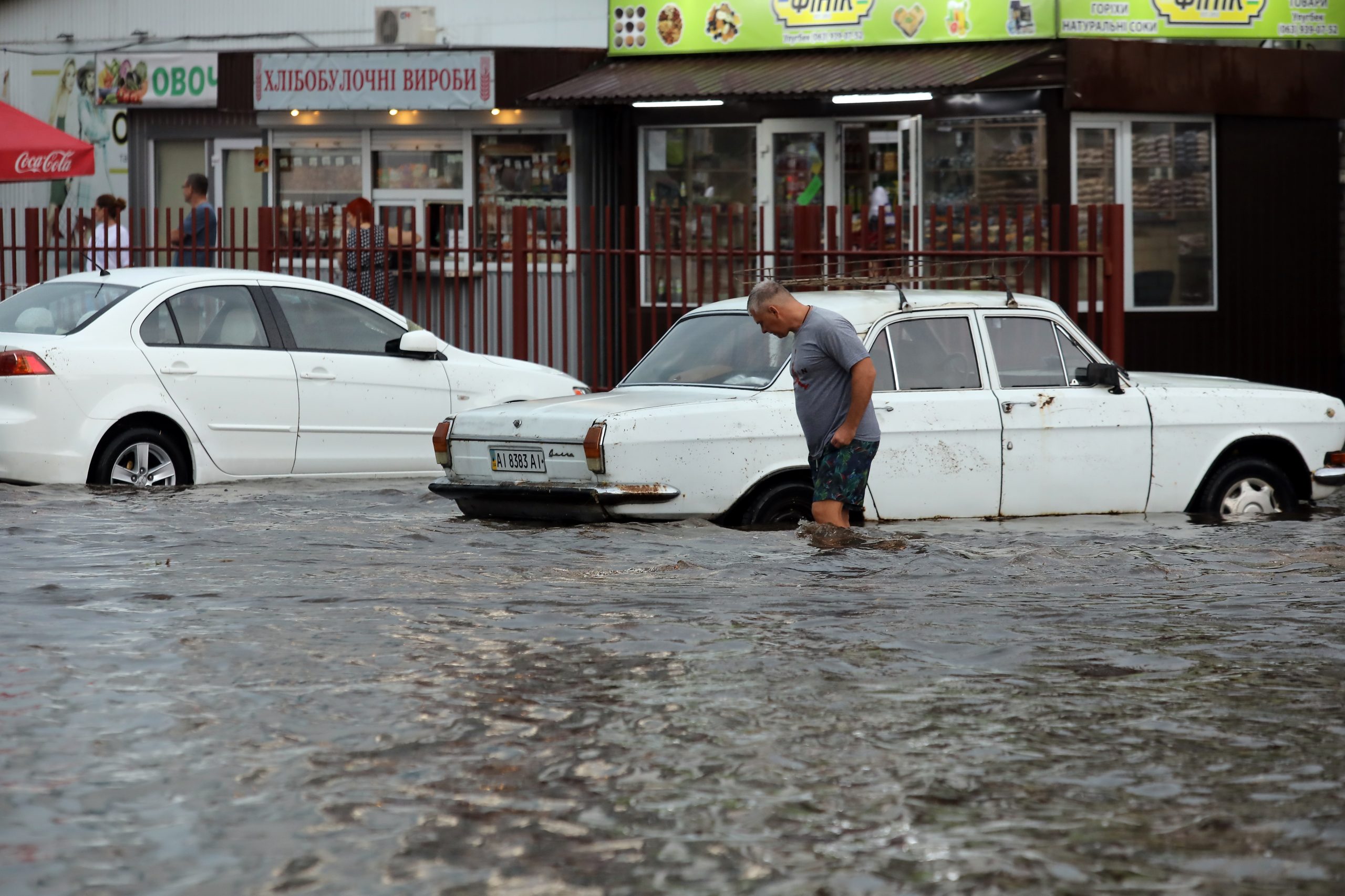 Пригород Киева утонул после ливня из-за засоренных водостоков