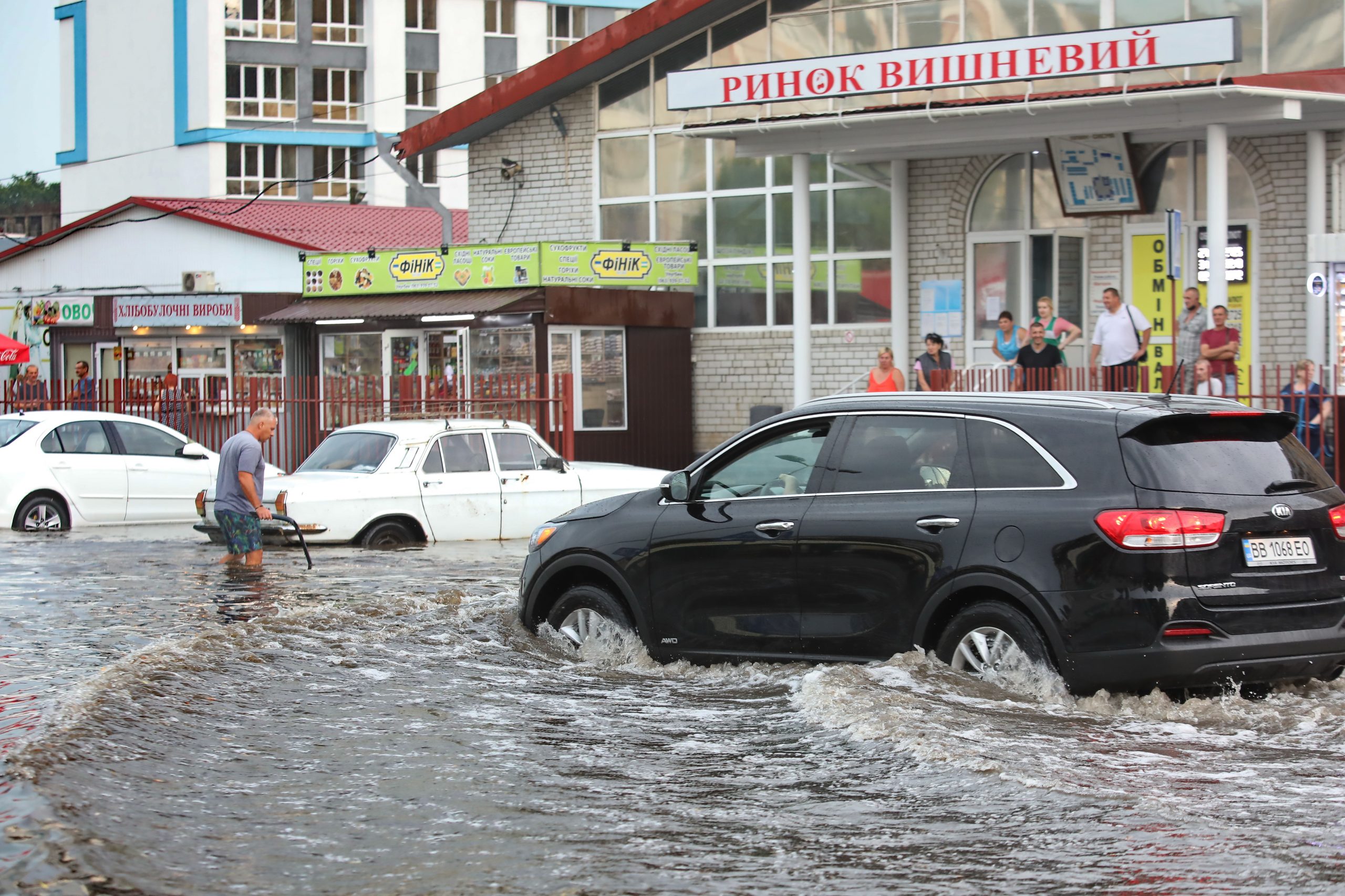 Пригород Киева утонул после ливня из-за засоренных водостоков