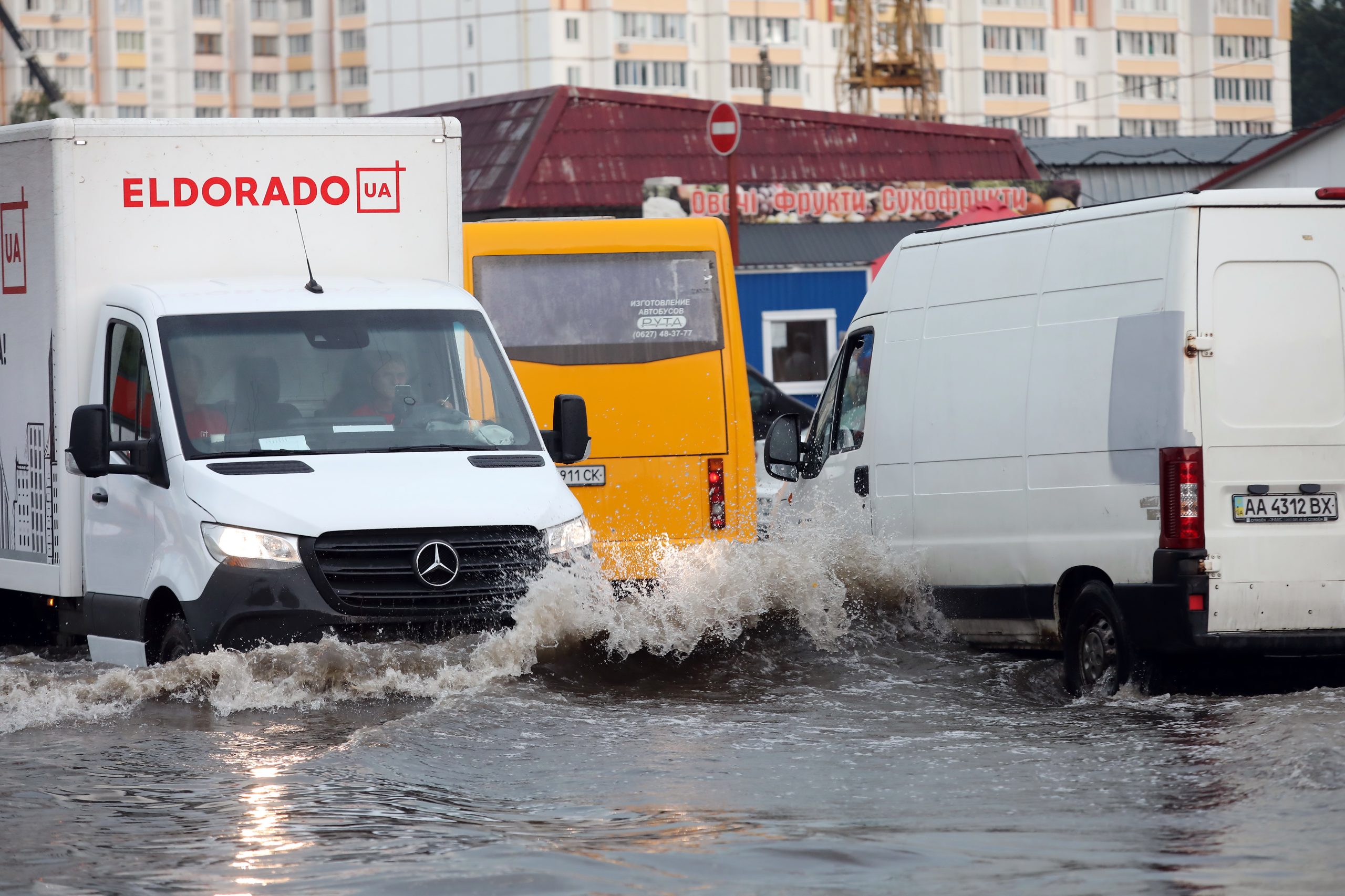 Пригород Киева утонул после ливня из-за засоренных водостоков