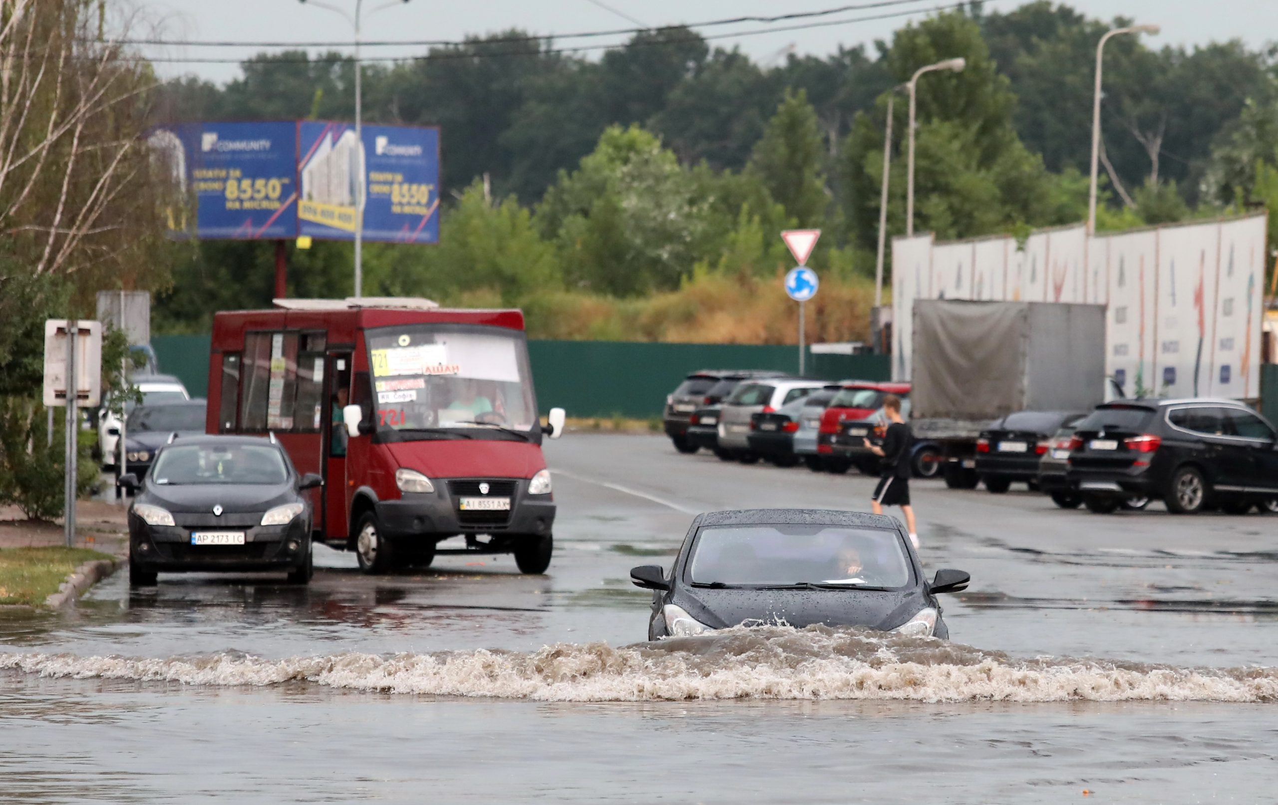 Пригород Киева утонул после ливня из-за засоренных водостоков