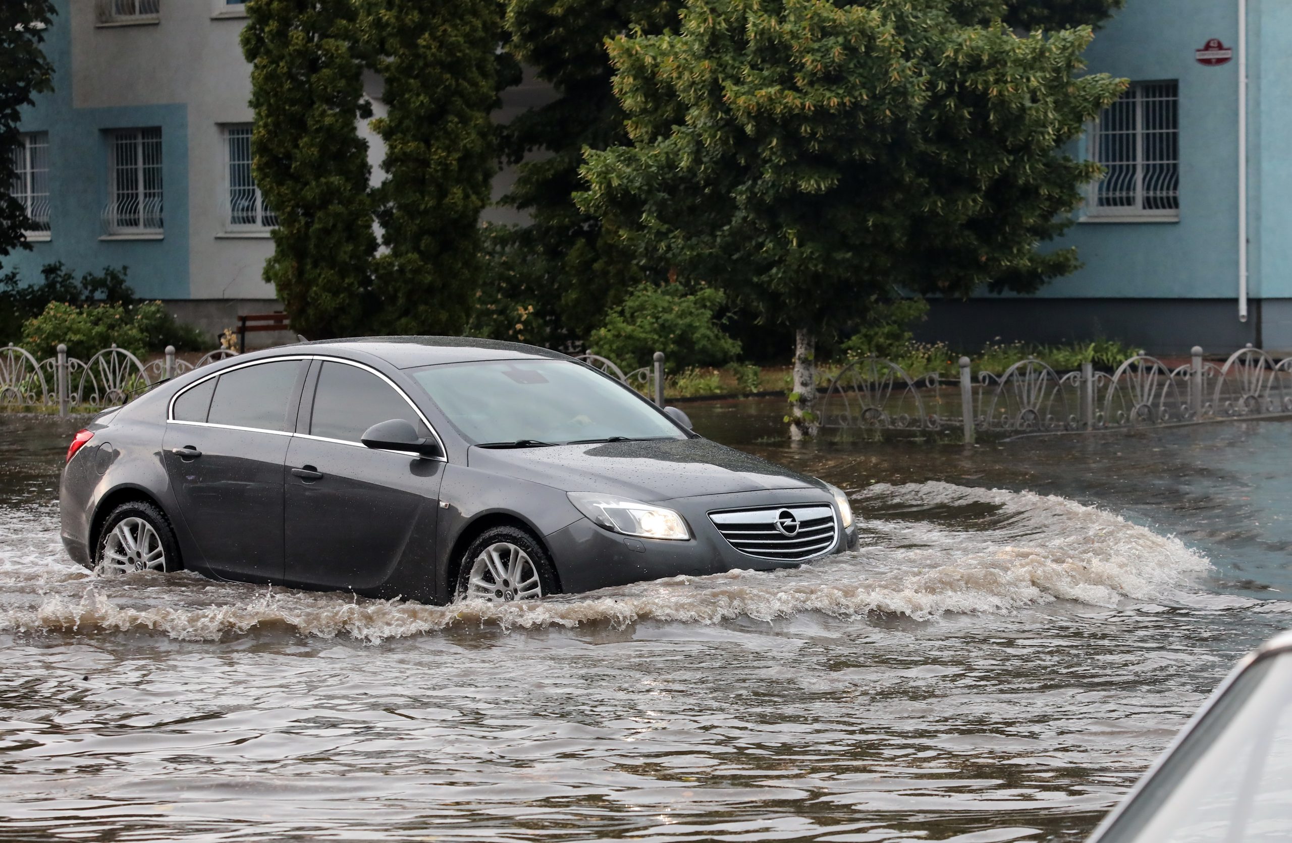 Пригород Киева утонул после ливня из-за засоренных водостоков