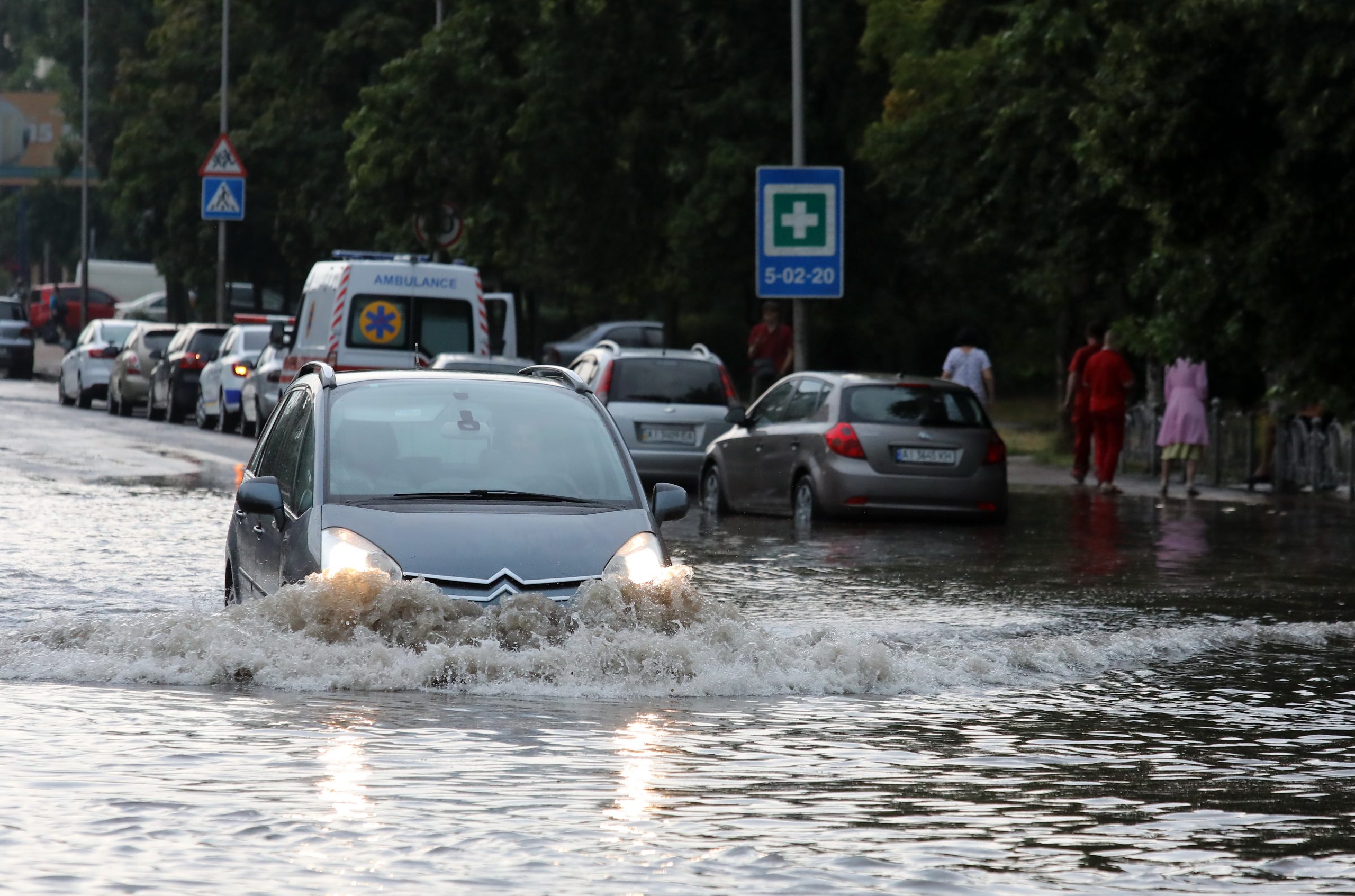 Пригород Киева утонул после ливня из-за засоренных водостоков