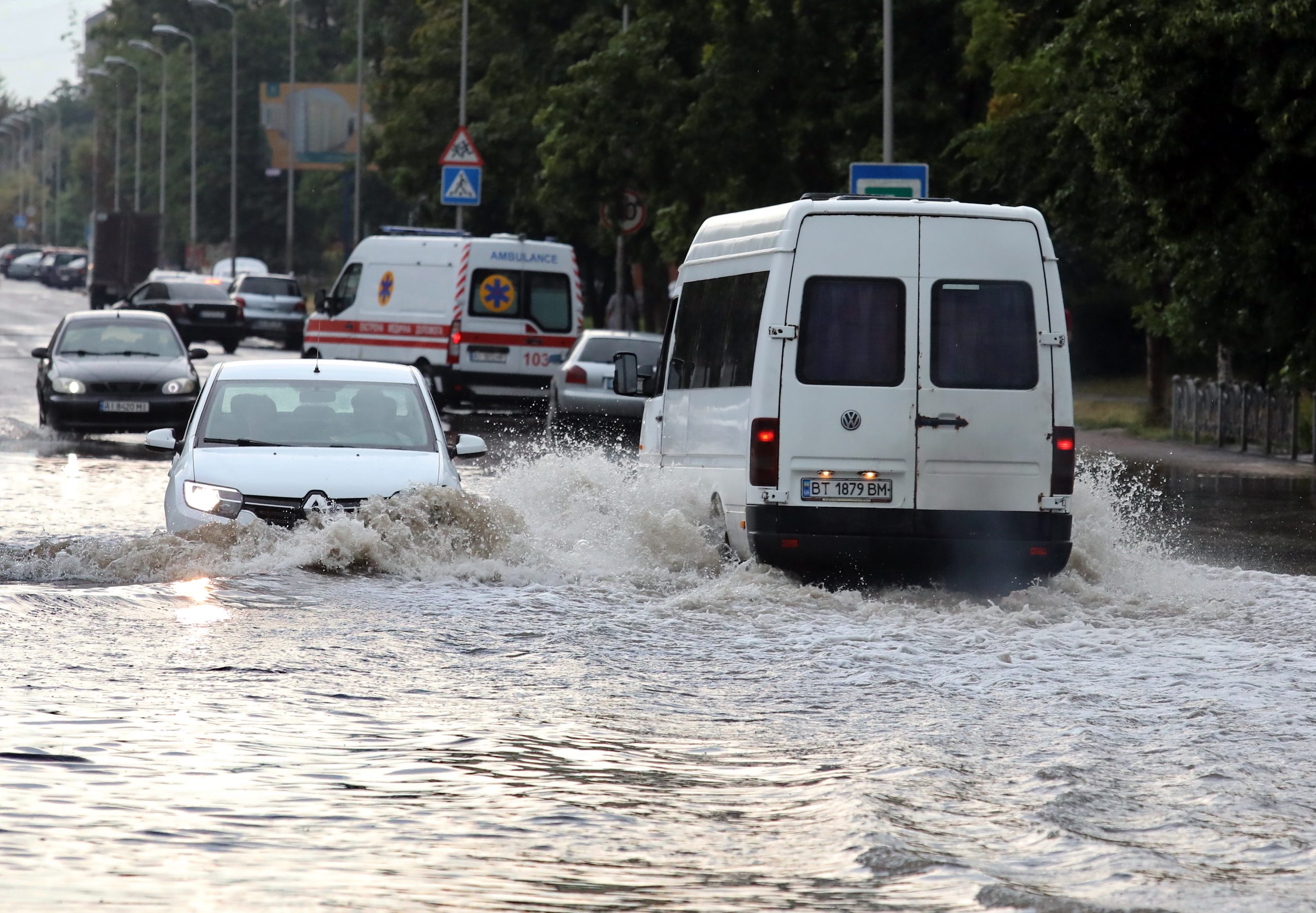 Пригород Киева утонул после ливня из-за засоренных водостоков