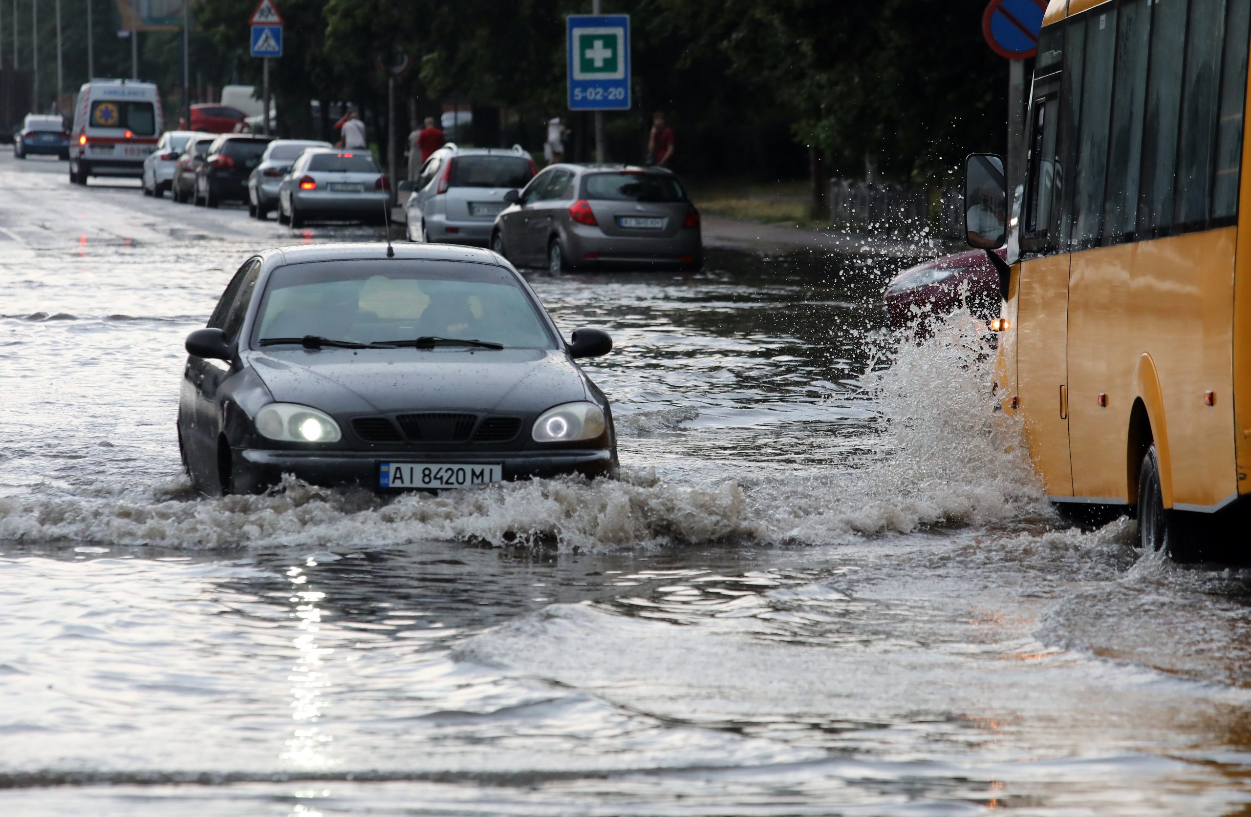 Пригород Киева утонул после ливня из-за засоренных водостоков