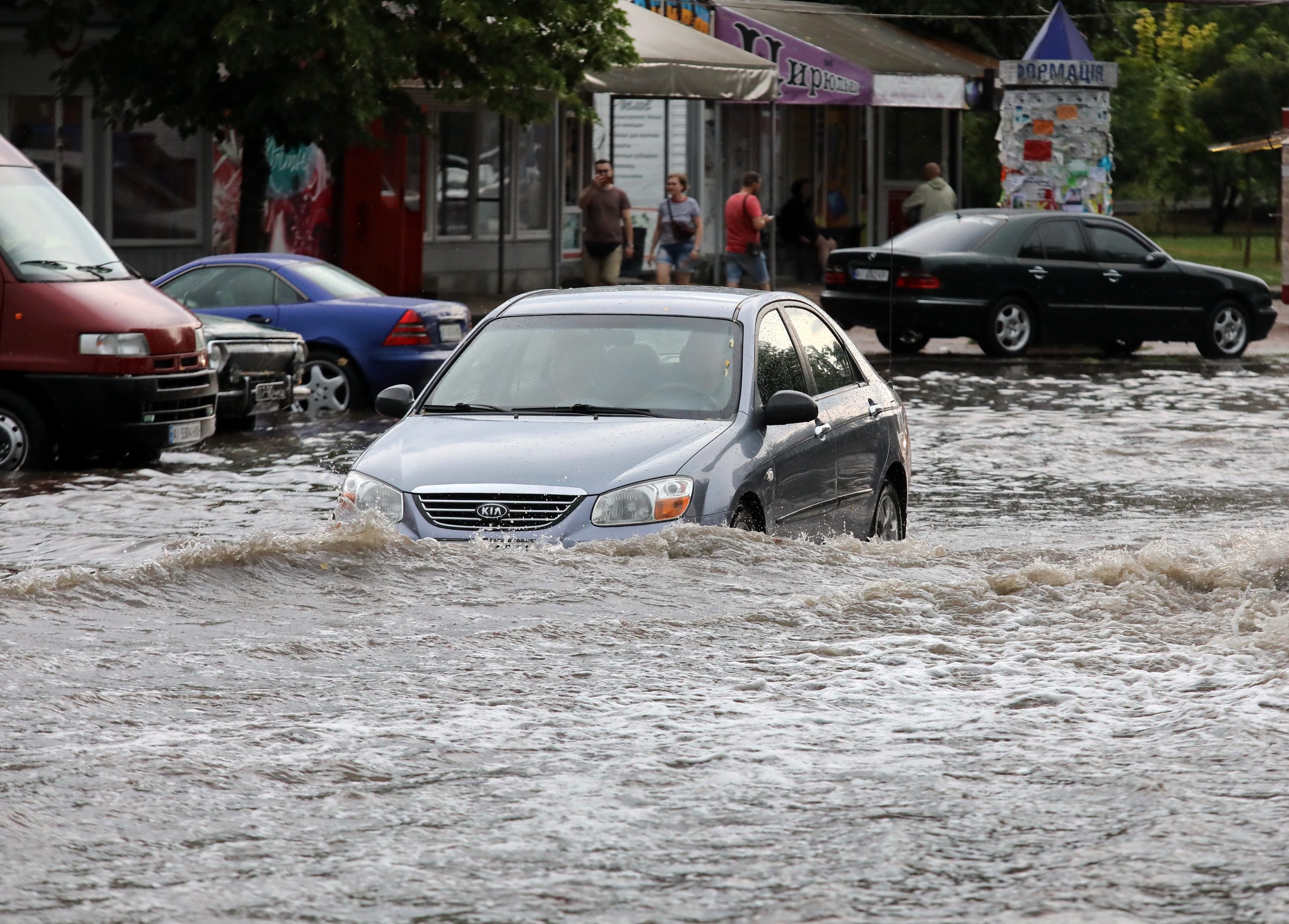 Пригород Киева утонул после ливня из-за засоренных водостоков