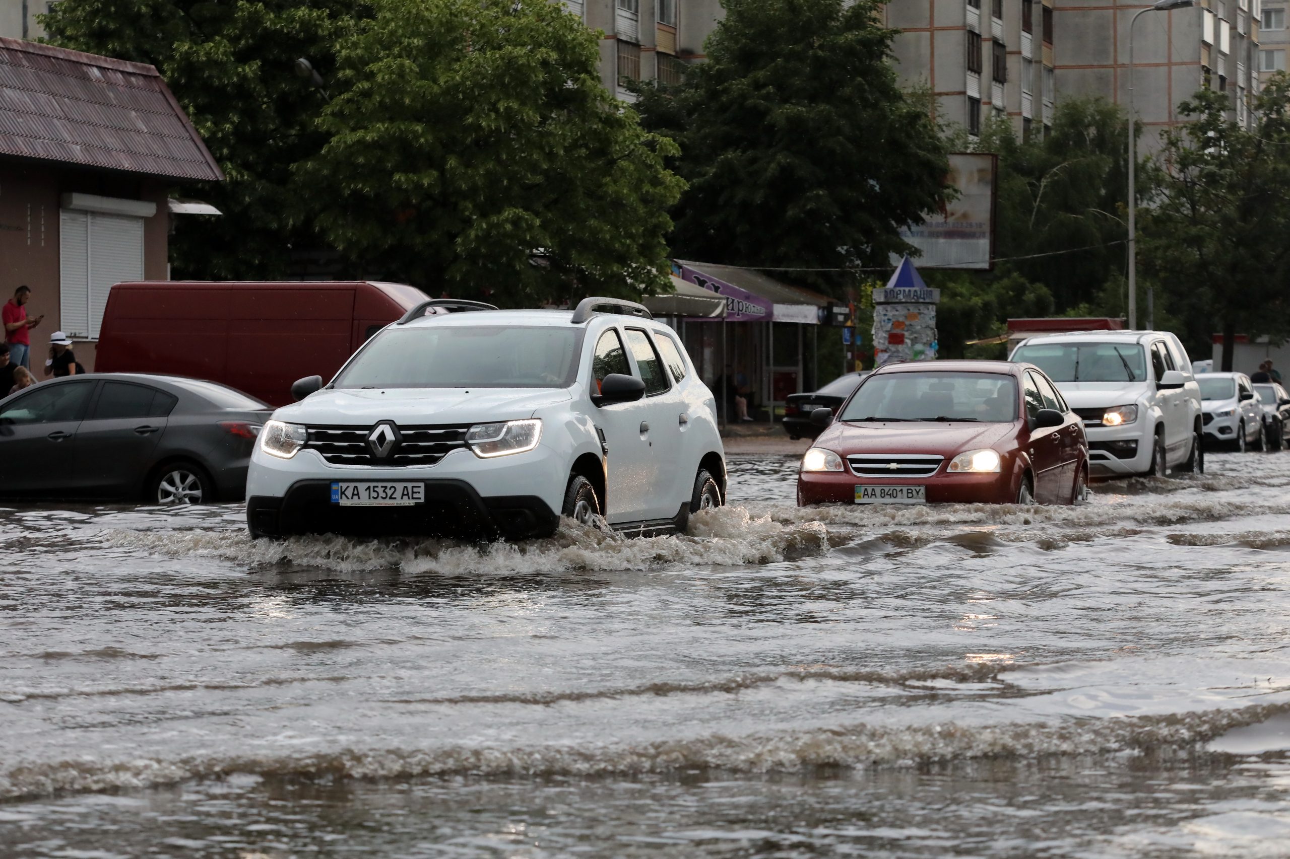 Пригород Киева утонул после ливня из-за засоренных водостоков