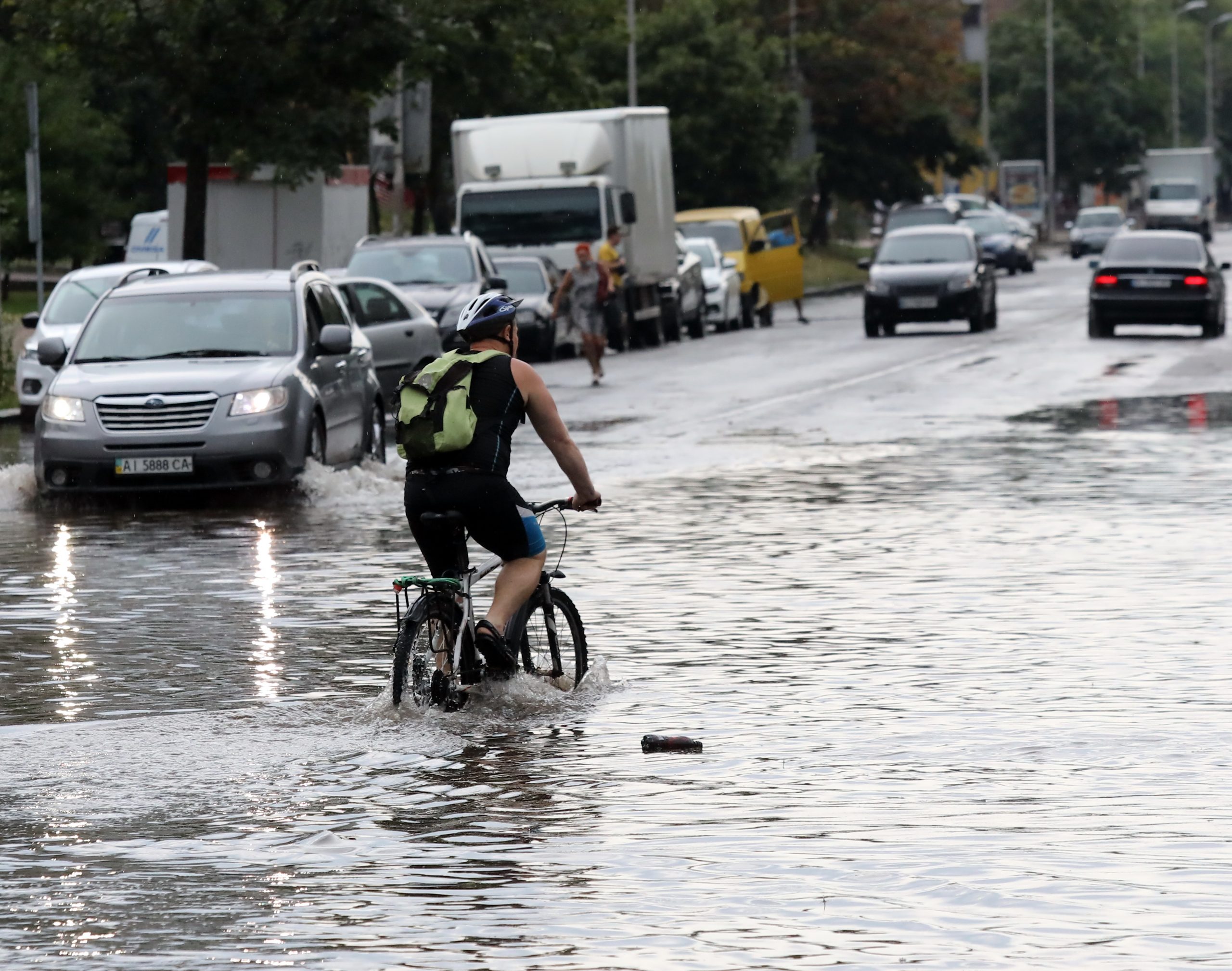 Пригород Киева утонул после ливня из-за засоренных водостоков