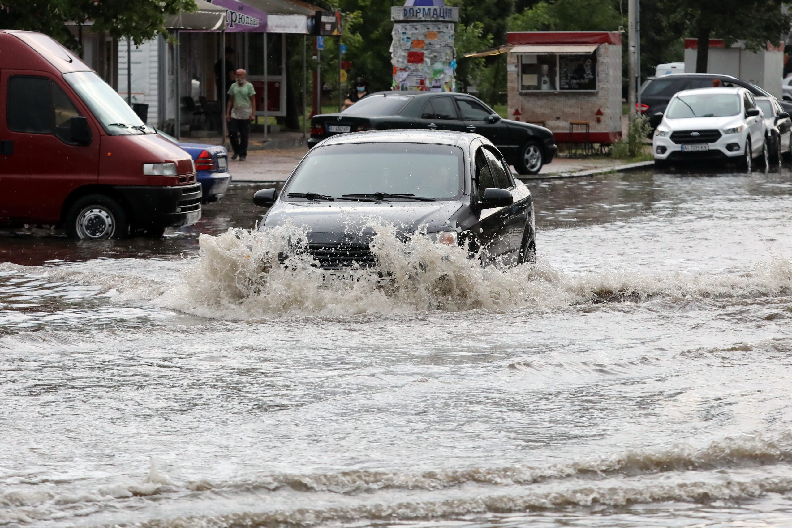 Пригород Киева утонул после ливня из-за засоренных водостоков