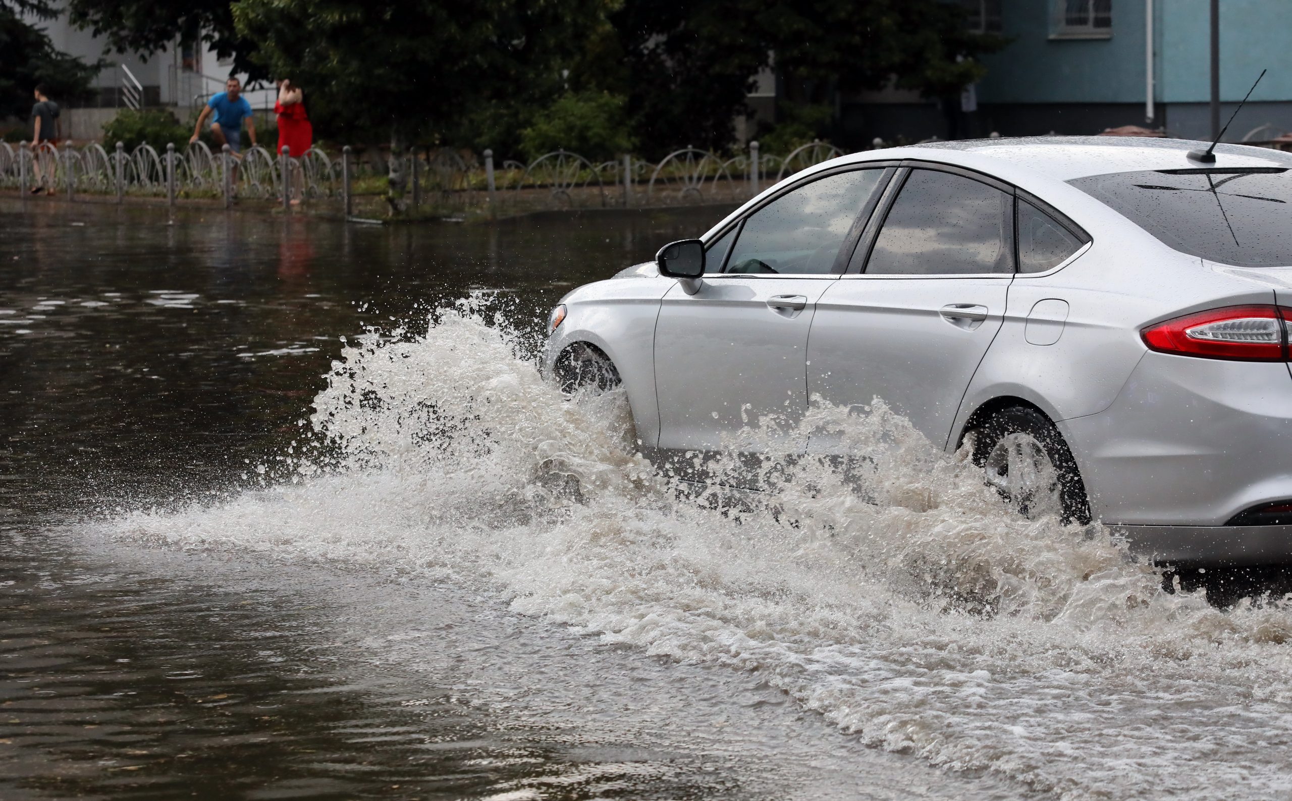 Пригород Киева утонул после ливня из-за засоренных водостоков