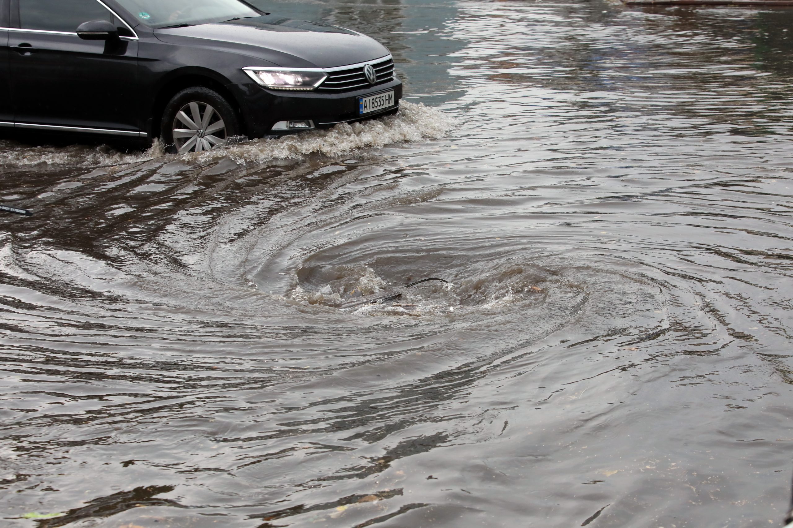 Пригород Киева утонул после ливня из-за засоренных водостоков