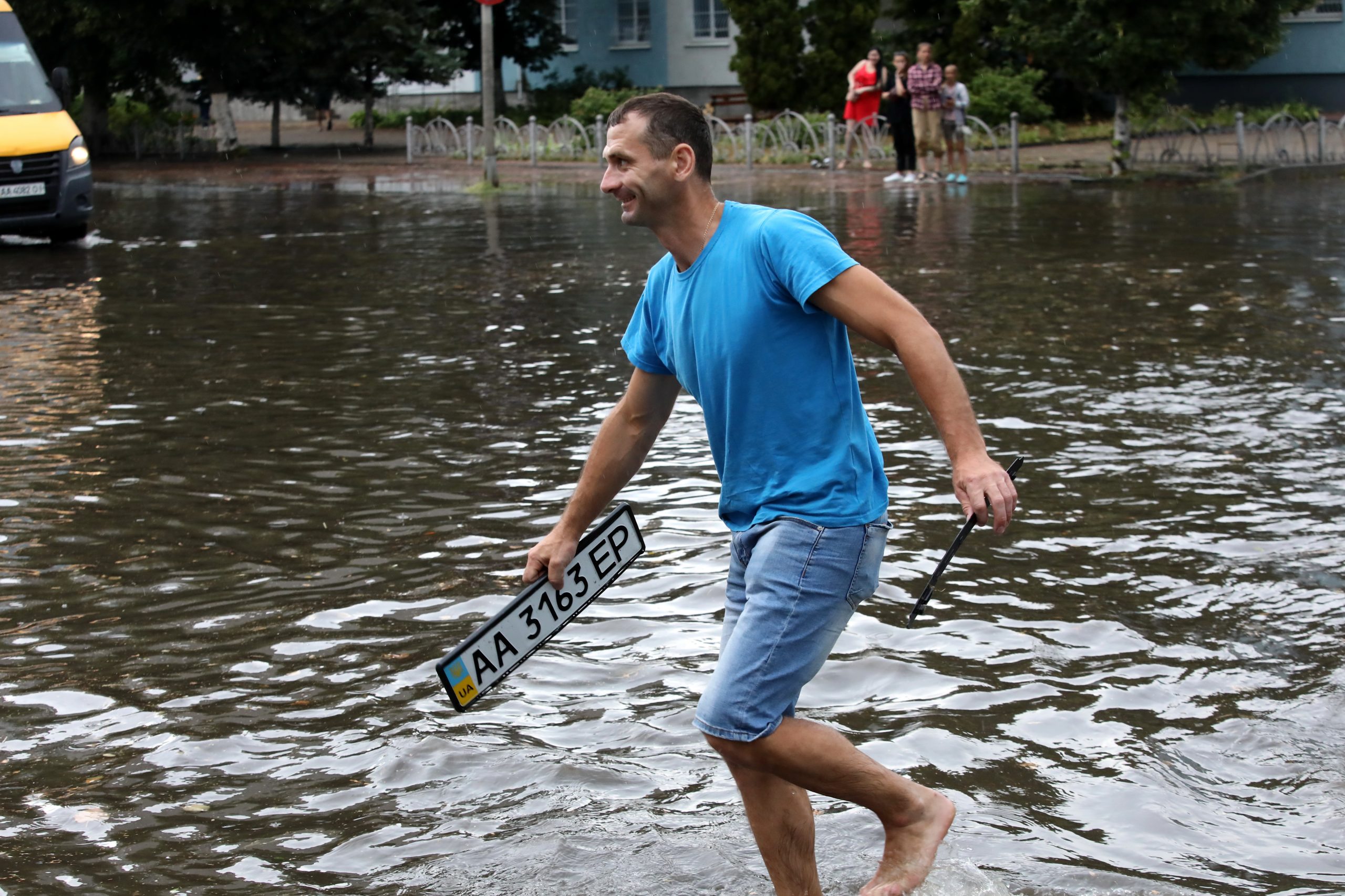 Пригород Киева утонул после ливня из-за засоренных водостоков