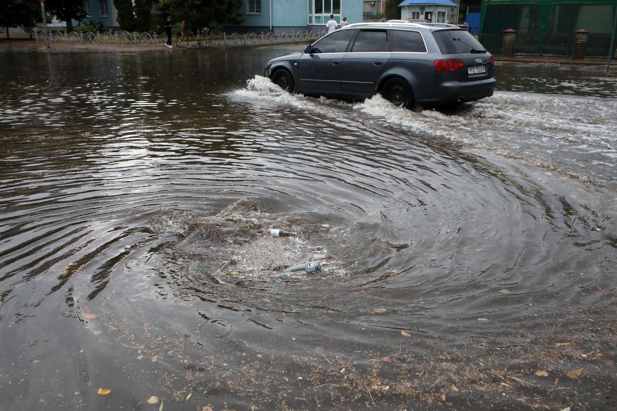 Пригород Киева утонул после ливня из-за засоренных водостоков